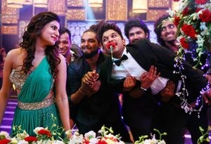 Here's the Stills from S/O Satyamurthy Telugu Movie Starring Allu Arjun, Samantha