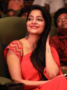 Actress Janani Iyer latest stills