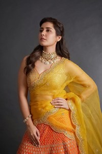 Rashi Khanna Stunning Images.