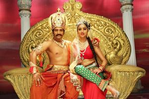 Stills from Inimey Ippadithaan Tamil Movie Starring Santhanam, Akhila Kishore