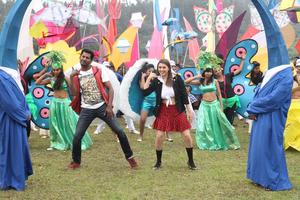 Checkout the stills from Tamil Movie Aambala starring Vishal, Hansika Motwani, Santhanam